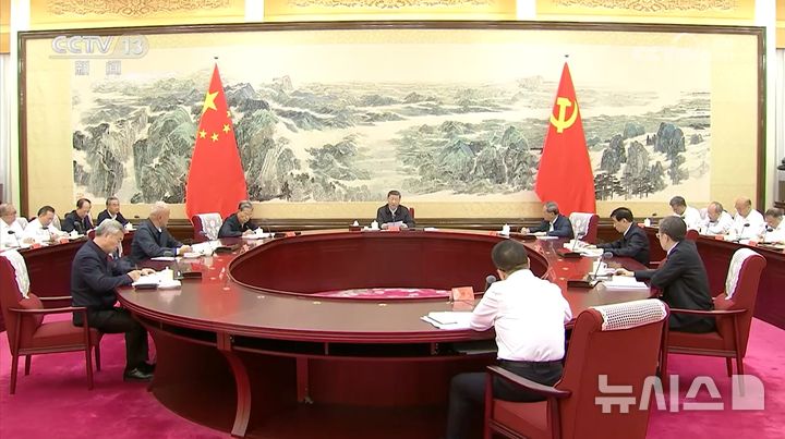 [베이징=뉴시스] 시진핑 국가주석은 지난달 30일 공산당 중앙위원회 정치국 제21차 집체학습을 가졌다고 관영 신화통신과 중국중앙(CC)TV 등이 보도했다. 사진은 CCTV에 소개된 집체학습 회의 영상.(사진=중국 CCTV 갈무리) *DB 및 재판매 금지 2025.07.01 photo@newsis.com