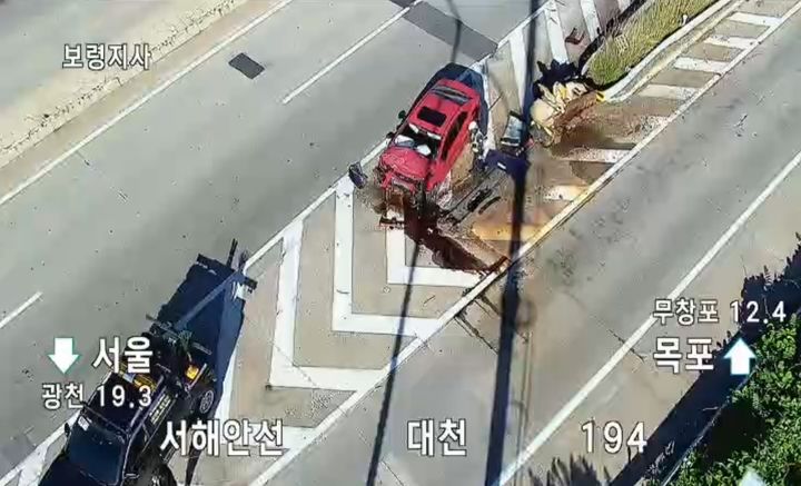 [보령=뉴시스] 1일 오후 5시22분께 서해안고속도로 목포방향 194㎞지점 대천IC 부근에서 승용차가 충격완화시설을 들이받은 가운데 구급대원들이 사고 현장을 수습하고 있다. (사진=한국도로공사 CCTV 갈무리) 2025.07.01. photo@newsis.com *재판매 및 DB 금지