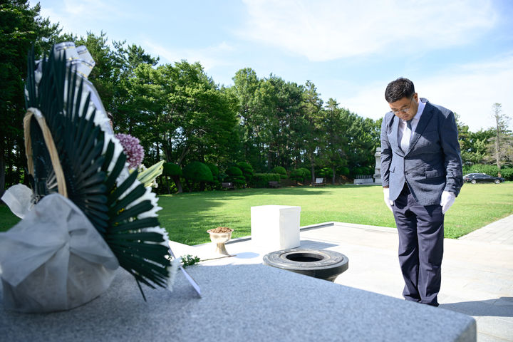 [거제=뉴시스] 신정철 기자= 제27대 거제시 부시장에 민기식 前 경상남도 환경산림국장이 취임했다. 1일 민기식 부시장은 별도의 취임식 없이 충혼탑 참배(사진)를 시작으로 변광용 거제시장으로부터 임용장을 전달받은 후 폭염관련 관계기관 대응태세 점검 영상회의에 참석하며 본격적인 공식 일정을 시작했다.(사진=거제시 제공).2025.07.01. photo@newsis.com *재판매 및 DB 금지