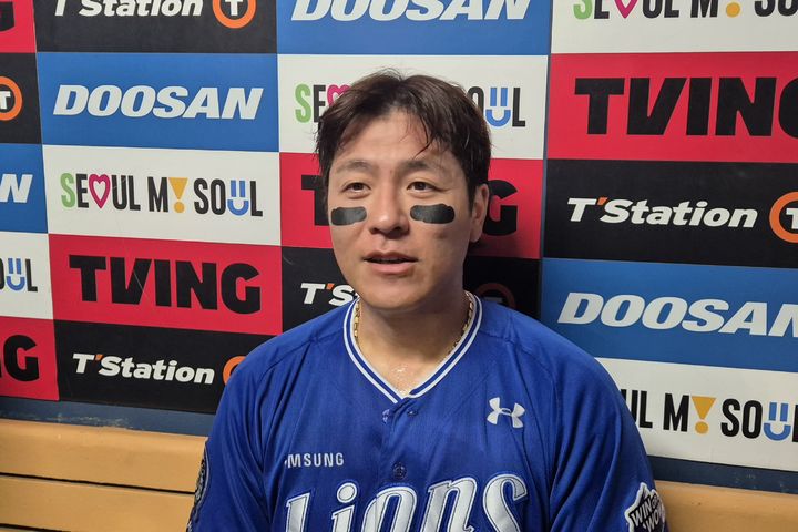 [서울=뉴시스] 문채현 기자 = 프로야구 삼성 라이온즈 강민호가 1일 서울 잠실구장에서 열린 2025 신한 쏠뱅크 KBO리그 두산 베어스와의 경기에서 승리한 뒤 취재진과 인터뷰를 하고 있다. 2025.07.01. dal@newsis.com *재판매 및 DB 금지