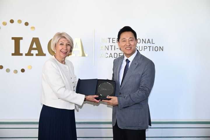 [빈(오스트리아=뉴시스]오세훈 서울시장이 1일(현지 시각) 슬라쟈냐 타세바 국제반부패아카데미(IACA) 학장에게 기념품을 받고 있다.(제공=서울시)