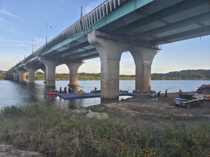 [부여=뉴시스] 경찰과 구급대원이 지난달 30일 부여 백마강교에서 실종된 A씨 수색에 나서고 있다. (사진=부여소방서 제공) 2025.07.01. photo@newsis.com *재판매 및 DB 금지