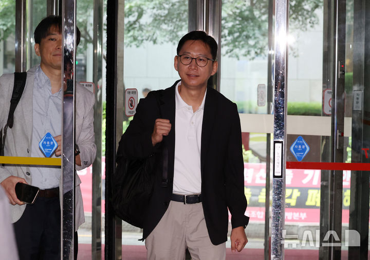 [서울=뉴시스] 배훈식 기자 = 배경훈 과학기술정보통신부 장관 후보자가 1일 오전 서울 종로구 광화문우체국에 마련된 인사청문회 준비 사무실로 출근하고 있다. 2025.07.01. dahora83@newsis.com