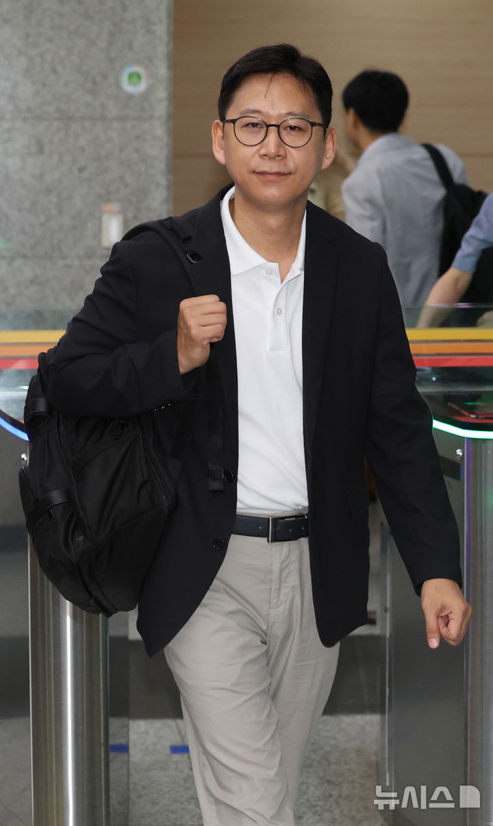 [서울=뉴시스] 배훈식 기자 = 배경훈 과학기술정보통신부 장관 후보자가 1일 오전 서울 종로구 광화문우체국에 마련된 인사청문회 준비 사무실로 출근하고 있다. 2025.07.01. dahora83@newsis.com