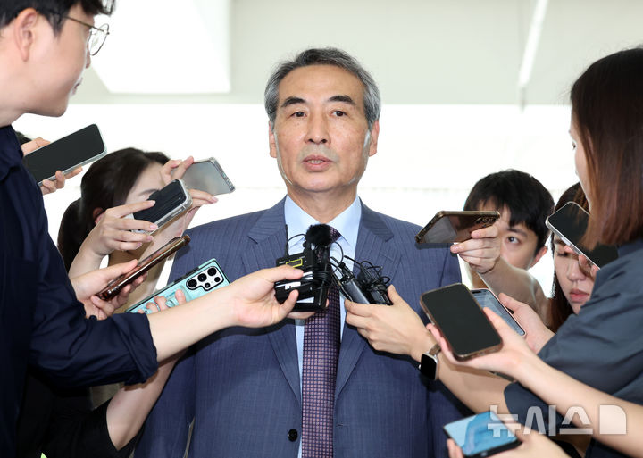 [서울=뉴시스] 이영환 기자 = 윤석열 전 대통령의 부인 김건희 여사 의혹을 수사하는 민중기 특별검사가 1일 오전 서울 서초구 사무실로 출근하며 취재진의 질문에 답하고 있다. 2025.07.01. 20hwan@newsis.com