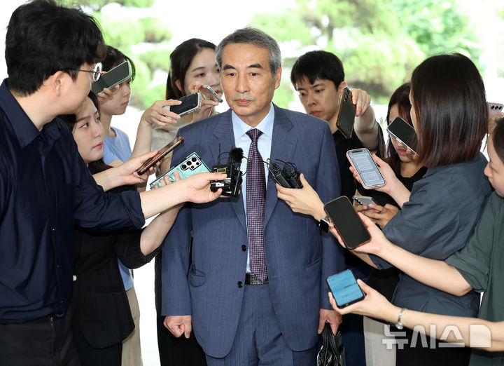 [서울=뉴시스] 이영환 기자 = 윤석열 전 대통령의 부인 김건희 여사 의혹을 수사하는 민중기 특별검사가 1일 오전 서울 서초구 사무실로 출근하며 취재진의 질문을 듣고 있다. 2025.07.01. 20hwan@newsis.com