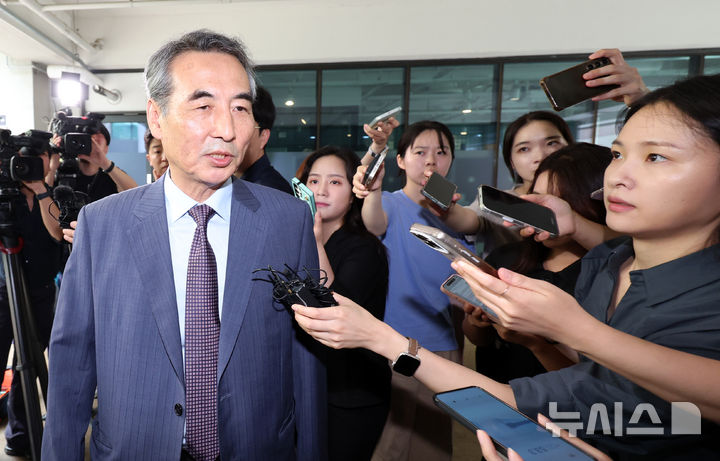 [서울=뉴시스] 이영환 기자 = 윤석열 전 대통령의 부인 김건희 여사 의혹을 수사하는 민중기 특별검사가 1일 오전 서울 서초구 사무실로 출근하고 있다. 2025.07.01. 20hwan@newsis.com