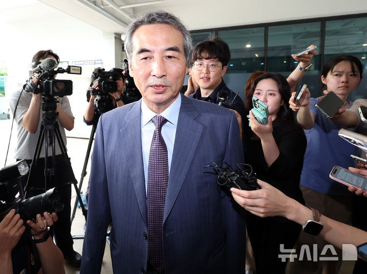 [서울=뉴시스] 이영환 기자 = 윤석열 전 대통령의 부인 김건희 여사 의혹을 수사하는 민중기 특별검사가 1일 오전 서울 서초구 사무실로 출근하고 있다.  2025.07.01. 20hwan@newsis.com