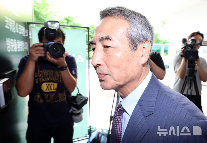 [서울=뉴시스] 이영환 기자 = 윤석열 전 대통령의 부인 김건희 여사 의혹을 수사하는 민중기 특별검사가 지난 7월 1일 오전 서울 서초구 사무실로 출근하고 있다. 2025.07.01. 20hwan@newsis.com