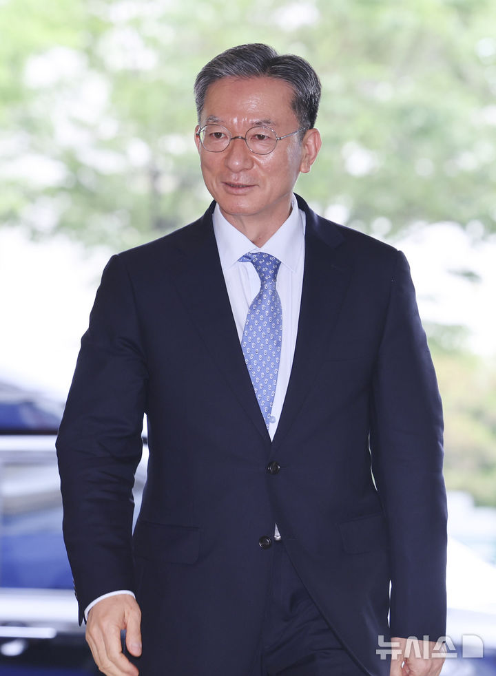 [서울=뉴시스] 권창회 기자 = 정성호 법무부장관 후보자가 1일 오전 서울 종로구 적선현대빌딩에 마련된 인사청문회 준비 집무실로 출근하고 있다. 2025.07.01. kch0523@newsis.com