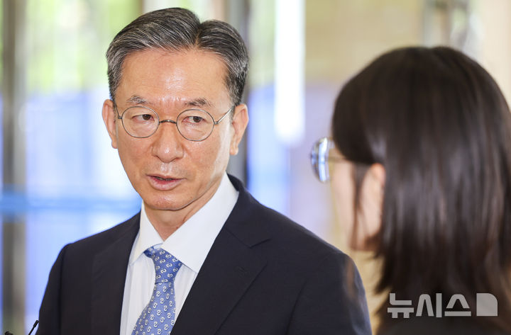 [서울=뉴시스] 권창회 기자 = 정성호 법무부장관 후보자가 1일 오전 서울 종로구 적선현대빌딩에 마련된 인사청문회 준비 집무실로 출근하며 취재진 질의에 답하고 있다. 2025.07.01. kch0523@newsis.com