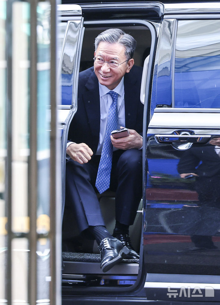 [서울=뉴시스] 권창회 기자 = 정성호 법무부장관 후보자가 1일 오전 서울 종로구 적선현대빌딩에 마련된 인사청문회 준비 집무실로 출근하고 있다. 2025.07.01. kch0523@newsis.com