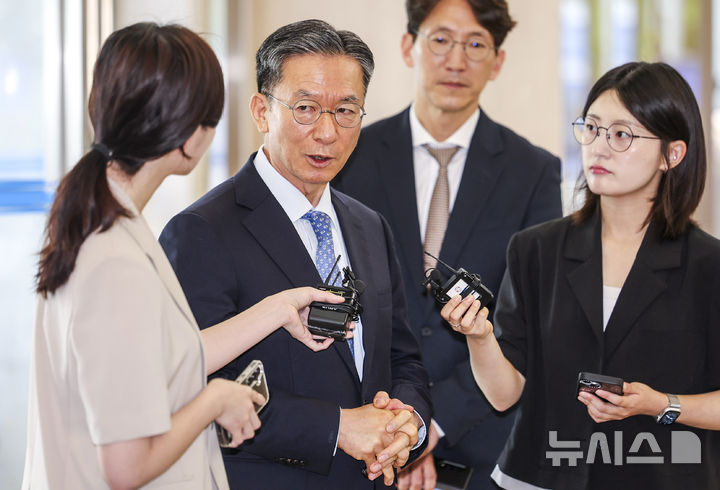 [서울=뉴시스] 권창회 기자 = 정성호 법무부장관 후보자가 1일 오전 서울 종로구 적선현대빌딩에 마련된 인사청문회 준비 집무실로 출근하며 취재진 질의에 답하고 있다. 2025.07.01. kch0523@newsis.com