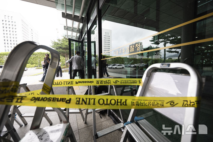 [서울=뉴시스] 김근수 기자 = 윤석열 전 대통령이 내란 특검의 2차 소환 조사에 불출석한 가운데 1일 서울 서초구 서울고등검찰청에 포토라인이 설치돼 있다. 2025.07.01. ks@newsis.com