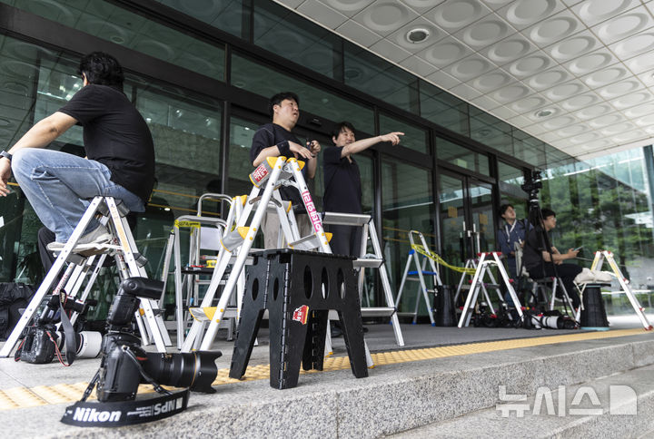 [서울=뉴시스] 김근수 기자 = 윤석열 전 대통령이 내란 특검의 2차 소환 조사에 불출석한 가운데 1일 서울 서초구 서울고등검찰청에 취재진들이 대기하고 있다. 2025.07.01. ks@newsis.com