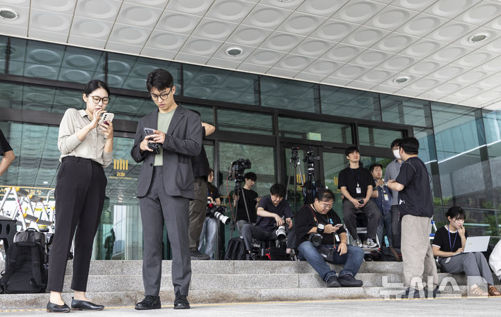 [서울=뉴시스] 김근수 기자 = 윤석열 전 대통령이 내란 특검의 2차 소환 조사에 불출석한 가운데 1일 서울 서초구 서울고등검찰청에 취재진들이 대기하고 있다. 2025.07.01. ks@newsis.com