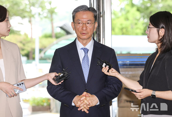 [서울=뉴시스] 권창회 기자 = 정성호 법무부장관 후보자가 1일 오전 서울 종로구 적선현대빌딩에 마련된 인사청문회 준비 집무실로 출근하며 취재진 질의에 답하고 있다. 2025.07.01. kch0523@newsis.com