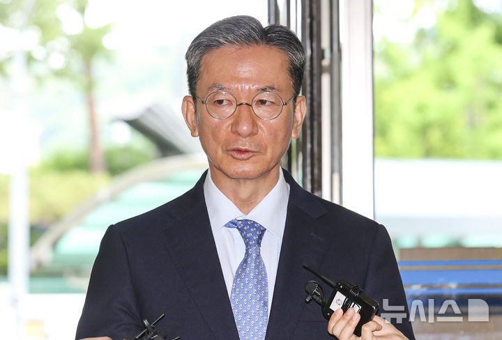 [서울=뉴시스] 권창회 기자 = 정성호 법무부장관 후보자가 1일 오전 서울 종로구 적선현대빌딩에 마련된 인사청문회 준비 집무실로 출근하며 취재진 질의에 답하고 있다. 2025.07.01. kch0523@newsis.com