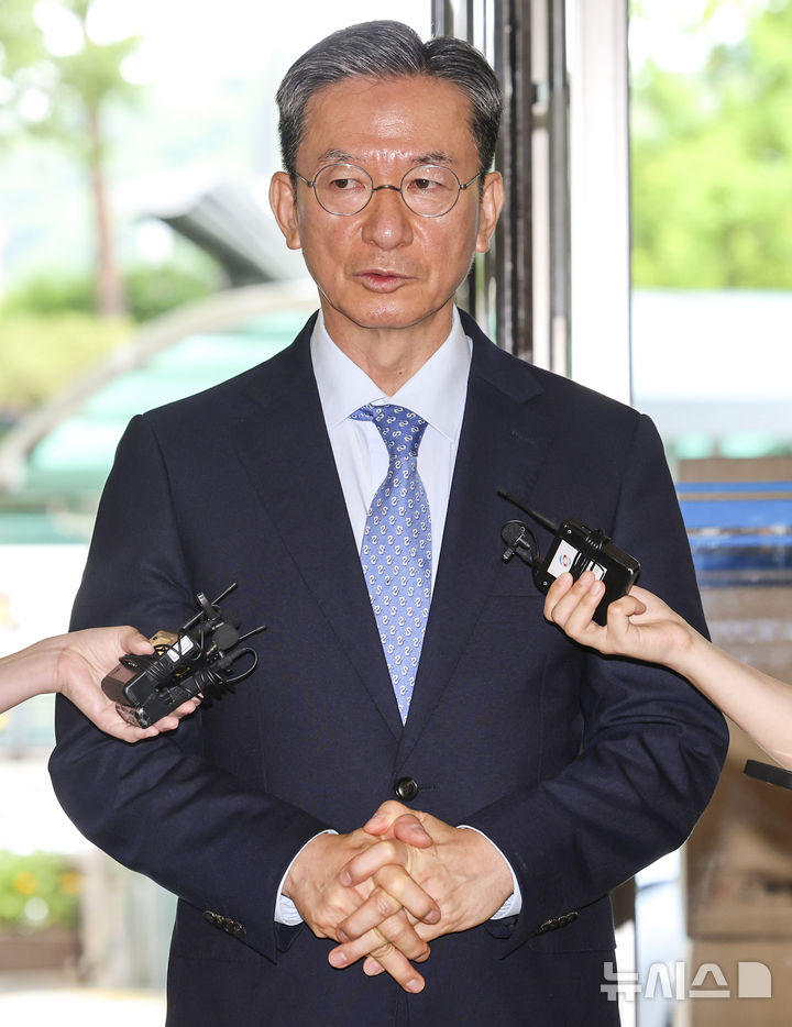 [서울=뉴시스] 권창회 기자 = 정성호 법무부장관 후보자가 1일 오전 서울 종로구 적선현대빌딩에 마련된 인사청문회 준비 집무실로 출근하며 취재진 질의에 답하고 있다. 2025.07.01. kch0523@newsis.com