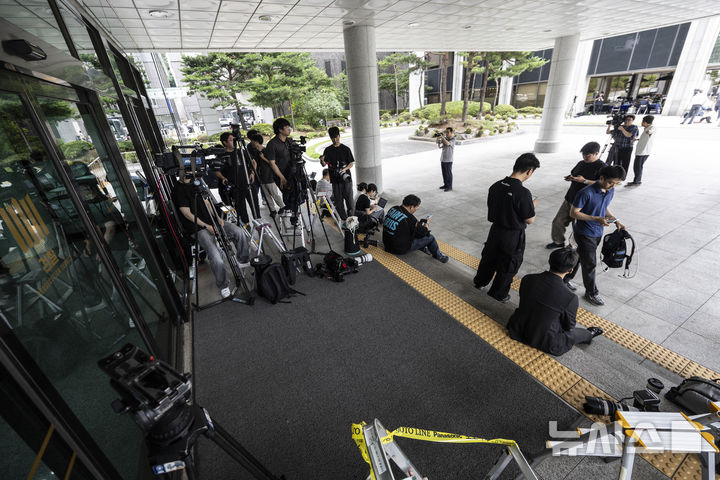 [서울=뉴시스] 김근수 기자 = 윤석열 전 대통령이 내란 특검의 2차 소환 조사에 불출석한 가운데 1일 서울 서초구 서울고등검찰청에 취재진들이 대기하고 있다. 2025.07.01. ks@newsis.com