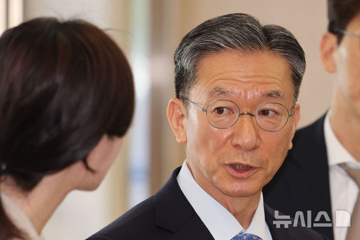 [서울=뉴시스] 권창회 기자 = 정성호 법무부장관 후보자가 1일 오전 서울 종로구 적선현대빌딩에 마련된 인사청문회 준비 집무실로 출근하며 취재진 질의에 답하고 있다. 2025.07.01. kch0523@newsis.com