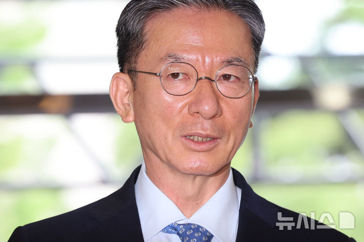 [서울=뉴시스] 권창회 기자 = 정성호 법무부장관 후보자가 1일 오전 서울 종로구 적선현대빌딩에 마련된 인사청문회 준비 집무실로 출근하며 취재진 질의에 답하고 있다. 2025.07.01. kch0523@newsis.com