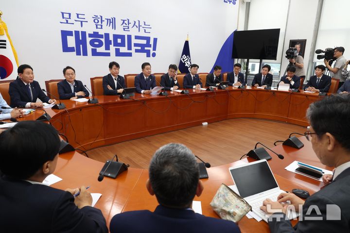 [서울=뉴시스] 조성봉 기자= 김병기 더불어민주당 당대표 직무대행 겸 원내대표가 1일 오전 서울 여의도 국회에서 열린 원내대책회의에서 발언을 하고 있다. 2025.07.01. suncho21@newsis.com