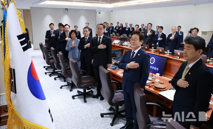 [서울=뉴시스] 고범준 기자 = 이재명 대통령이 1일 서울 용산 대통령실 청사에서 열린 국무회의에서 국기에 경례를 하고 있다. (대통령실통신사진기자단) 2025.07.01. bjko@newsis.com