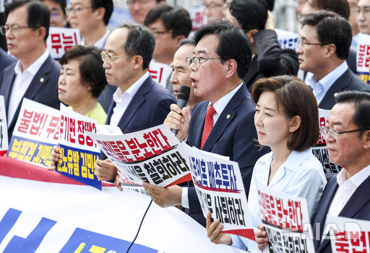 [서울=뉴시스] 조성우 기자 = 송언석 당대표 권한대행 겸 원내대표가 1일 오전 서울 용산구 대통령실 앞에서 열린 국민의힘 현장 의원총회에서 발언하고 있다. 2025.07.01. xconfind@newsis.com