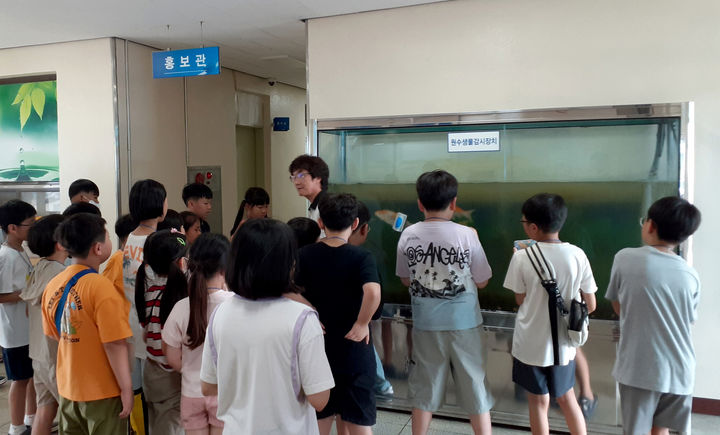 [광주=뉴시스] 광주시상수도사업본부, 어린이 수돗물 체험 캠프. (사진=광주시청 제공). photo@newsis.com *재판매 및 DB 금지