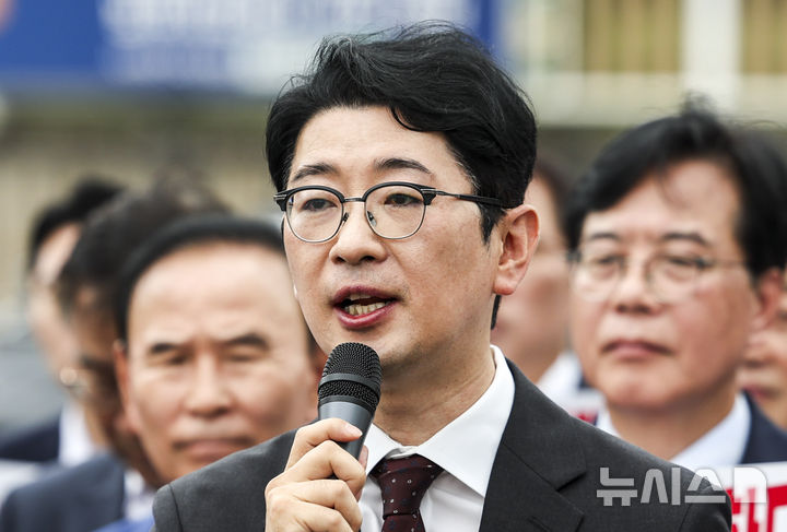 [서울=뉴시스] 조성우 기자 =  주진우 국민의힘 의원이 1일 오전 서울 용산구 대통령실 앞에서 열린 현장 의원총회에서 발언하고 있다. 2025.07.01. xconfind@newsis.com