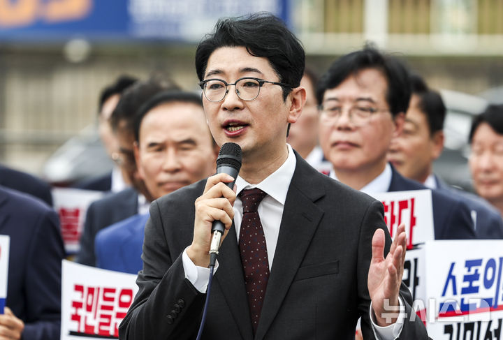 [서울=뉴시스] 조성우 기자 =&nbsp; 주진우 국민의힘 의원이 1일 오전 서울 용산구 대통령실 앞에서 열린 현장 의원총회에서 발언하고 있다. 2025.07.01. xconfind@newsis.com