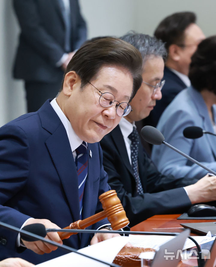 [서울=뉴시스] 고범준 기자 = 이재명 대통령이 1일 서울 용산 대통령실 청사에서 열린 국무회의에서 의사봉을 두드리고 있다. (대통령실통신사진기자단) 2025.07.01. bjko@newsis.com