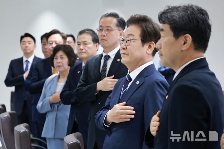 [서울=뉴시스] 고범준 기자 = 이재명 대통령이 1일 서울 용산 대통령실 청사에서 열린 국무회의에서 국기에 경례를 하고 있다. (대통령실통신사진기자단) 2025.07.01. bjko@newsis.com