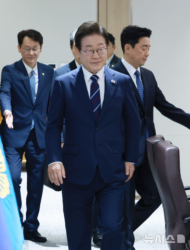 [서울=뉴시스] 고범준 기자 = 이재명 대통령이 1일 서울 용산 대통령실 청사에서 열린 국무회의에 입장하고 있다. (대통령실통신사진기자단) 2025.07.01. bjko@newsis.com