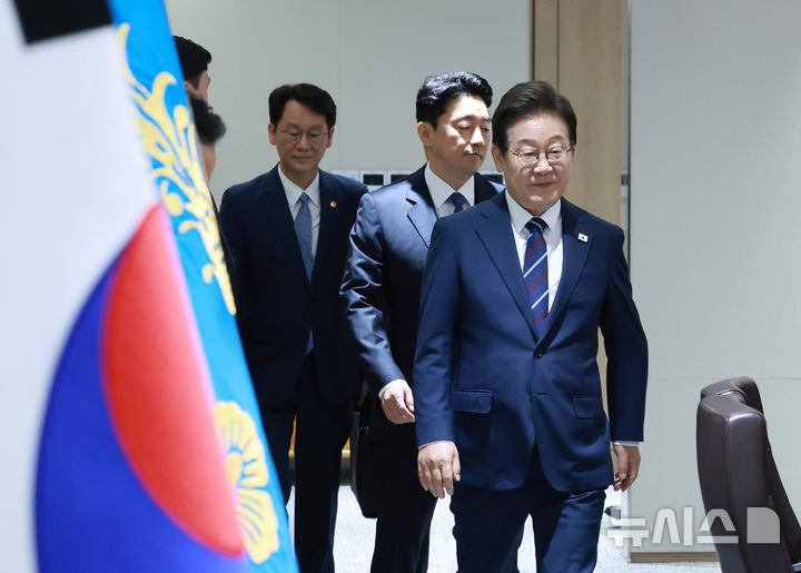 [서울=뉴시스] 고범준 기자 = 이재명 대통령이 1일 서울 용산 대통령실 청사에서 열린 국무회의에 입장하고 있다. (대통령실통신사진기자단) 2025.07.01. bjko@newsis.com