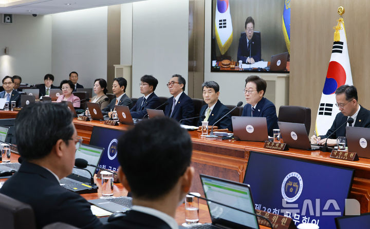 [서울=뉴시스] 고범준 기자 = 이재명 대통령이 1일 서울 용산 대통령실 청사에서 열린 국무회의에서 발언하고 있다. (대통령실통신사진기자단) 2025.07.01. bjko@newsis.com