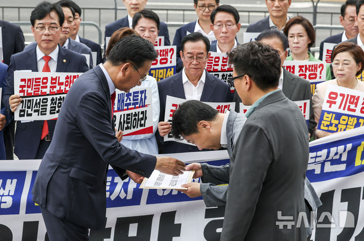 [서울=뉴시스] 조성우 기자 = 유상범 국민의힘 원내운영수석부대표가 1일 오전 서울 용산구 대통령실 앞에서 열린 현장 의원총회에서 대통령실 관계자에게 항의서한을 전달하고 있다. 2025.07.01. xconfind@newsis.com