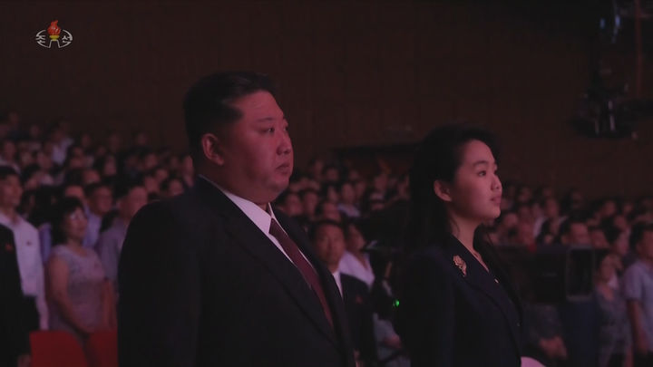 [서울=뉴시스] 김정은 북한 국무위원장이 지난 6월 29일 당 중앙위원회 본부 청사에서 올가 류비모바 러시아 문화부 장관을 접견하고 공연을 관람했다고 조선중앙TV가 30일 보도했다. 사진은 김 위원장과 딸 주애가 공연 관람 중 러시아 파병 북한 군인들의 활동 모습이 담긴 영상을 보고 있다. (사진=조선중앙TV 캡처) 2025.07.01. photo@newsis.com *재판매 및 DB 금지