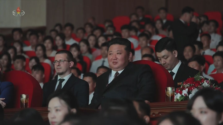 [서울=뉴시스] 김정은 북한 국무위원장이 지난 6월 29일 당 중앙위원회 본부 청사에서 올가 류비모바 러시아 문화부 장관을 접견하고 공연을 관람했다고 조선중앙TV가 30일 보도했다. (사진=조선중앙TV 캡처) 2025.07.03. photo@newsis.com *재판매 및 DB 금지