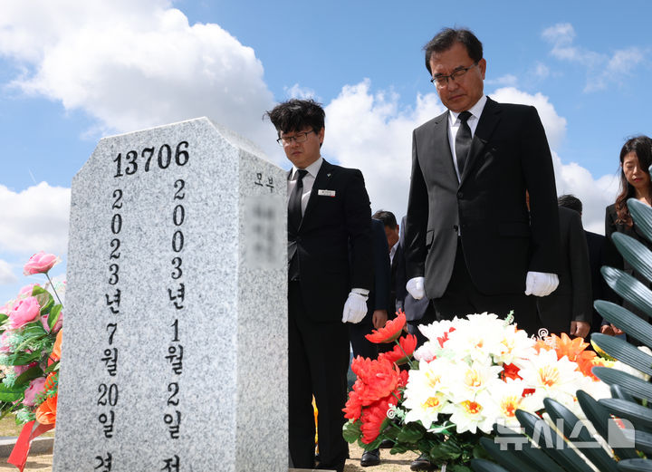 [세종=뉴시스] 강종민 기자 = 순직 해병 수사 외압 사건을 맡은 이명현 특별검사 등 특검 지휘부가 1일 대전 국립현충원 채상병 묘역을 참배하고 있다. (공동취재) 2025.07.01. photo@newsis.com