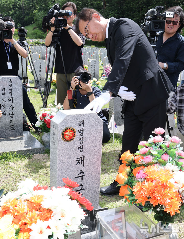[세종=뉴시스] 강종민 기자 = 순직 해병 수사 외압 사건을 맡은 이명현 특별검사 등 특검 지휘부가 1일 대전 국립현충원 채상병 묘역을 참배한 뒤 묘비를 어루만지고 있다. (공동취재) 2025.07.01. photo@newsis.com