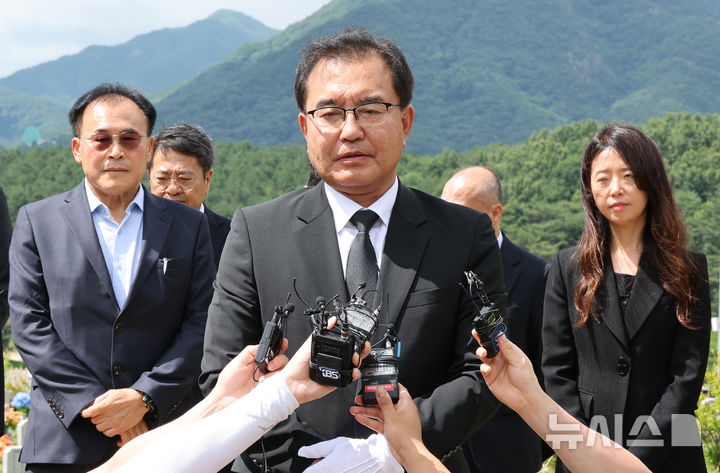 [세종=뉴시스] 강종민 기자 = 순직 해병 수사 외압 사건을 맡은 이명현 특별검사 등 특검 지휘부가 1일 대전 국립현충원 채상병 묘역을 참배한 뒤 기자들의 질문에 답하고 있다. (공동취재) 2025.07.01. photo@newsis.com