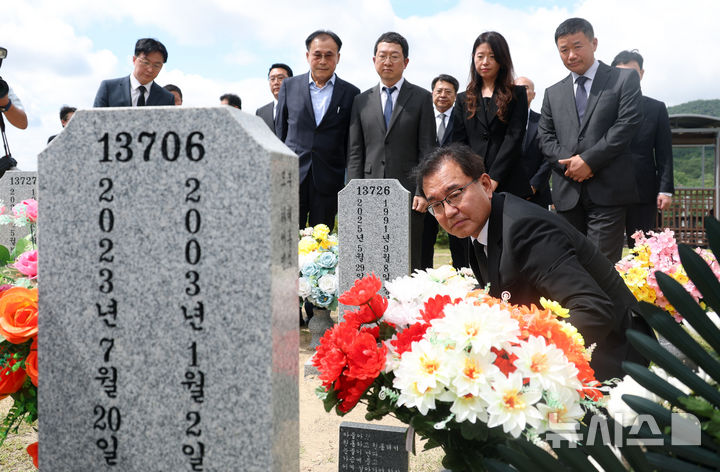 [세종=뉴시스] 강종민 기자 = 순직 해병 수사 외압 사건을 맡은 이명현 특별검사 등 특검 지휘부가 1일 대전 국립현충원 채상병 묘역을 참배하고 있다. (공동취재) 2025.07.01. photo@newsis.com