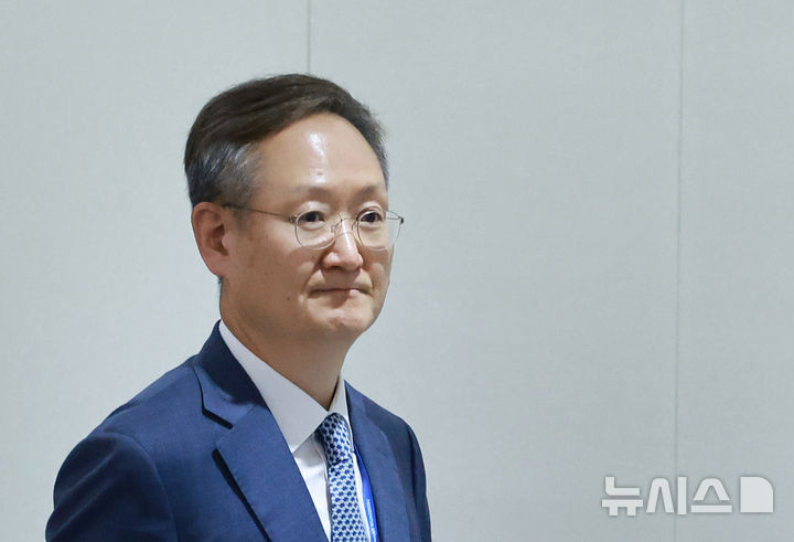 [서울=뉴시스] 고범준 기자 = 봉욱 민정수석이 1일 서울 용산 대통령실 청사에서 열린 국무회의에 입장하고 있다. (대통령실통신사진기자단) 2025.07.01. bjko@newsis.com
