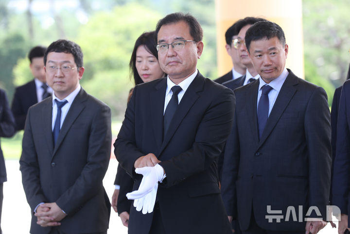 [세종=뉴시스] 강종민 기자 = 순직 해병 수사 외압 사건을 맡은 이명현 특별검사 등 특검 지휘부가 1일 대전 국립현충원에서 현충탑에 참배하기 위해 이동하고 있다. (공동취재) 2025.07.01. photo@newsis.com