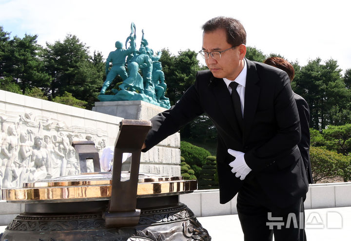 [대전=뉴시스] 강종민 기자 = 이명현 순직해병 특검이 정식 수사 개시를 하루 앞둔 1일 대전 유성구 국립대전현충원을 찾아 참배하고 있다. 2025.07.01. ppkjm@newsis.com