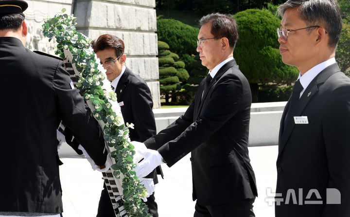 [대전=뉴시스] 강종민 기자 = 이명현 순직해병 특검이 정식 수사 개시를 하루 앞둔 1일 대전 유성구 국립대전현충원을 찾아 헌화하고 있다. 2025.07.01. ppkjm@newsis.com