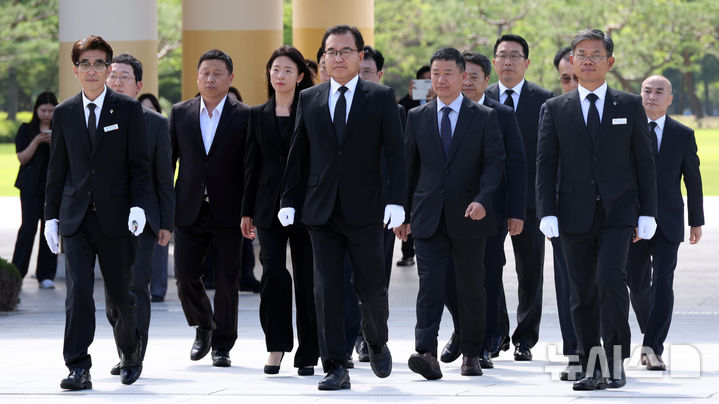 [대전=뉴시스] 강종민 기자 = 이명현 순직해병 특검팀이 정식 수사 개시를 하루 앞둔 1일 대전 유성구 국립대전현충원을 찾아 현충탑 참배를 위해 이동하고 있다. 2025.07.01. ppkjm@newsis.com