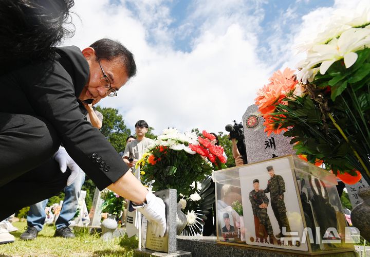[대전=뉴시스] 강종민 기자 = 이명현 순직해병대원 특별검사를 비롯한 특검팀이 1일 오전 대전 유성구 대전현충원 고 채수근 상병 묘역에서 참배하고 있다. (공동취재) 2025.07.01. photo@newsis.com